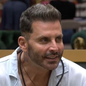 Henri Castelli na Justiça: ator abre processo de R$ 50 mil por perseguição e injúria envolvendo polêmica no 'BBB 26'