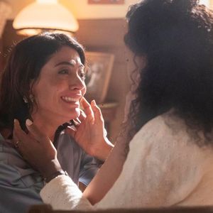 Clarice (Carol Castro) recupera a memória em Garota do Momento e pde perdão a Beatriz (Duda Santos) na novela Vale Tudo