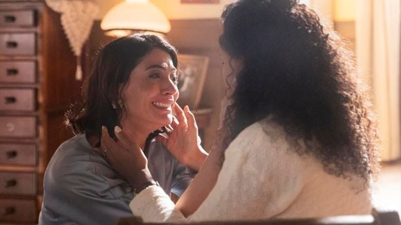 Prepare o coração! 3 fotos arrasadoras de 'Garota do Momento' mostram Clarice aos prantos, ajoelhada e pedindo perdão a Beatriz