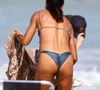 Jornalista da Globo, Mônica Teixeira renovou o bronzeado na manhã de 6 de maio de 2025, em praia do Rio