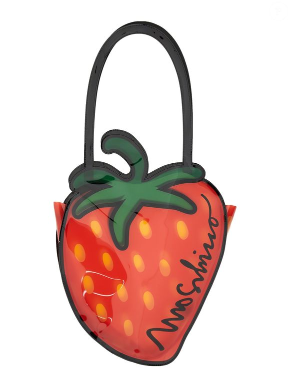 A irreverência da Moschino voltou a chamar atenção no universo fashion com a divertida Strawberry Bag, uma bolsa em formato de morango que traduz o DNA criativo da grife italiana e reforça a tendência de acessórios lúdicos no mercado de luxo