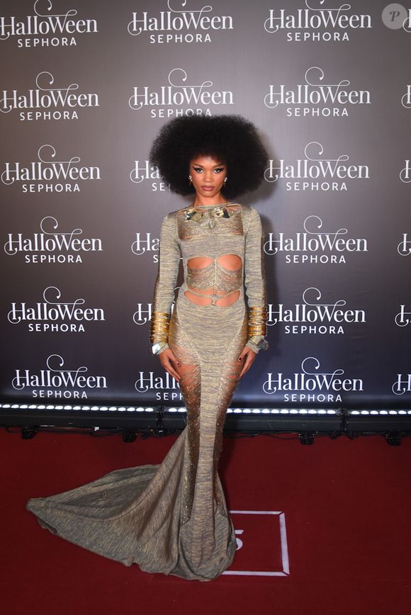 Baile de Halloween da Sephora 2025: a cantora Agnes Nunes apostou em um look dourado justo em seu corpo
