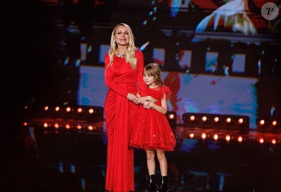 Filha de Eliana, Manuela preferiu um vestido sem mangas e pouco acima do joelho para festa na Globo