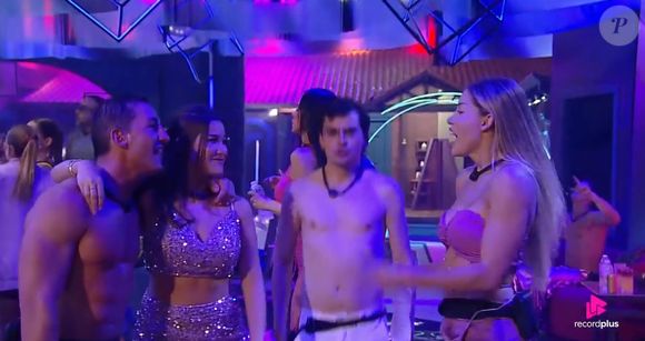 'A Fazenda 17' festa teve direito a beijo entre seis peões, incluindo Dudu Camargo e Saory Cardoso e Duda Wendling e Luiz Mesquita