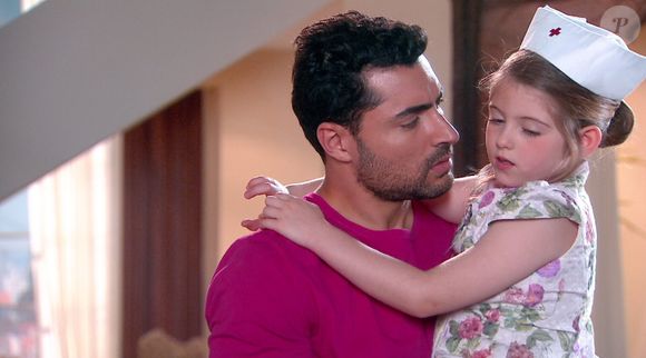 Lorena Queiroz escolheu Carlo Porto, que interpretou seu pai em 'Carinha de Anjo', do SBT, em 2016, para dançar valsa em festa de 15 anos