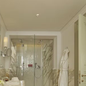 Já o spa Irene Forte oferece tratamentos inspirados na flora mediterrânea, além de uma ampla piscina cercada por pergolados de videiras.