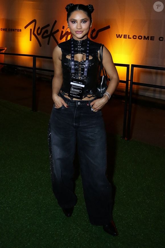 Mileide Mihaile posou com um corset preto de acabamento brilhante com calça jeans ampla e botas, criando uma produção de inspiração rocker