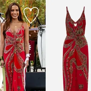 Anitta aposta em vestido com alças e nó frontal, modelo 'Kissed by A Cobra' de Camilla Franks, avaliado em torno de R$ 2.850.