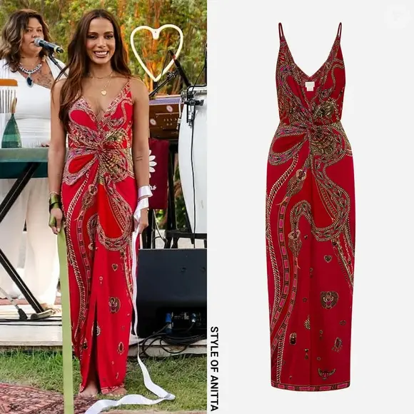 Anitta aposta em vestido com alças e nó frontal, modelo 'Kissed by A Cobra' de Camilla Franks, avaliado em torno de R$ 2.850.