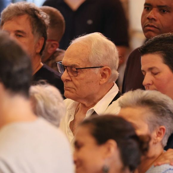 Corpo de Ney Latorraca foi velado por Othon Bastos e Ary Fontoura