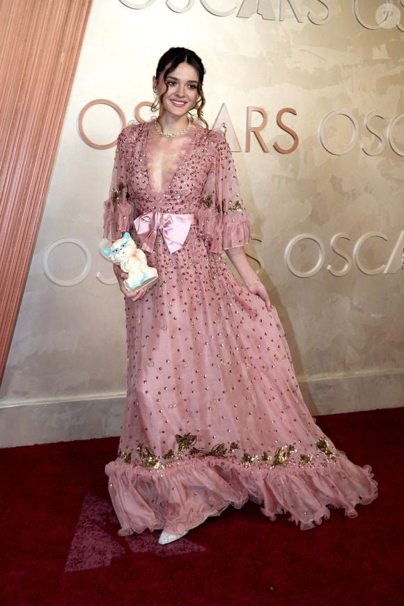 A cantora Charlotte Lawrence usou vestido romântico Valentino no Oscar 2025