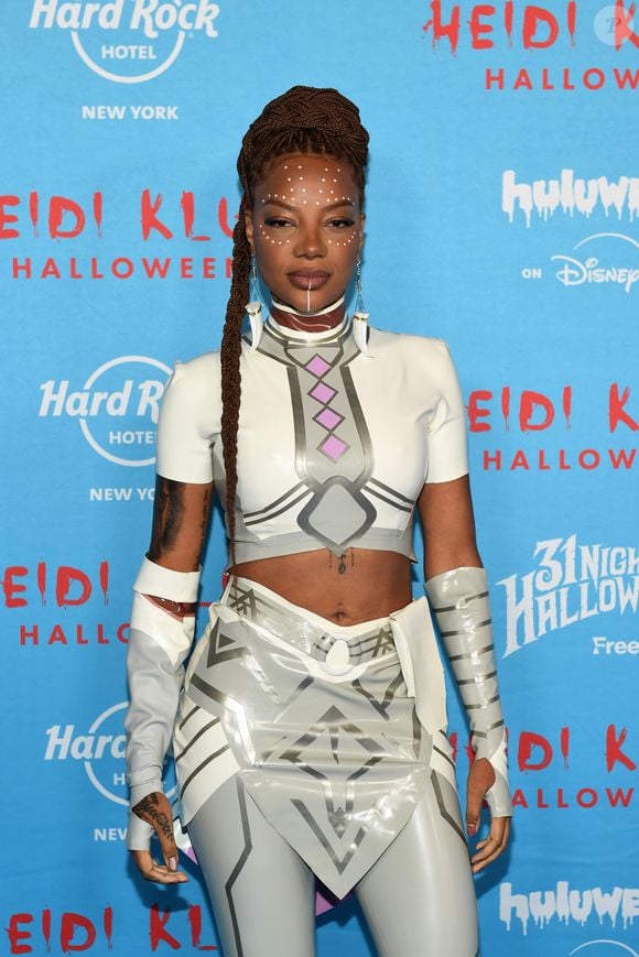 Ludmilla chega poderosa à festa de Heidi Klum e representa o Brasil com look inspirado em Shuri, de Wakanda