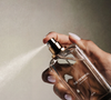 Para quem trabalha na área da saúde e prefere perfumes versáteis, o The Essential da Scentinela aposta em um floral sofisticado, com notas aquáticas, pimenta rosa, peônia e fava tonka. A composição apresenta uma base estruturada sem abrir mão da proposta de perfumação para o dia a dia
