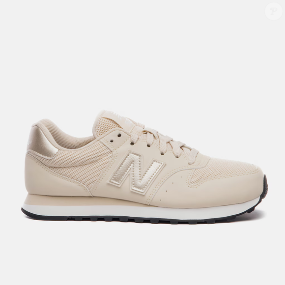 A tonalidade "espuma de latte" ajuda o New Balance 500V2 a entrar facilmente em diferentes produções, combinando com jeans, peças de alfaiataria e até com a clássica calça de veludo cotelê.