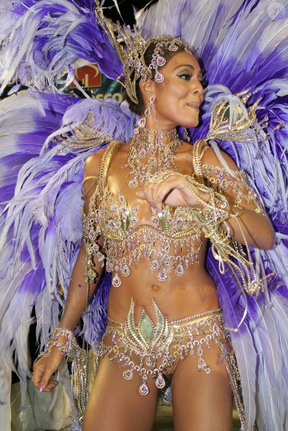 No inesquecível desfile de 2007 da Viradouro, Juliana Paes coordenou toda a bateria sobre um carro alegórico cenográfico