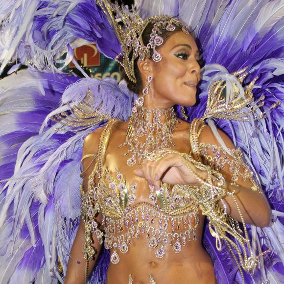 No inesquecível desfile de 2007 da Viradouro, Juliana Paes coordenou toda a bateria sobre um carro alegórico cenográfico