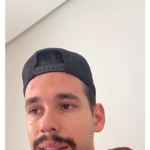 "Eu tomo essa decisão com muito aperto no meu coração. Porque não é fácil, é muito decisão difícil. Como todo mundo sabe, antes do transplante, a gente estava vivendo uma vida normal", desabafou Lucas Borbas