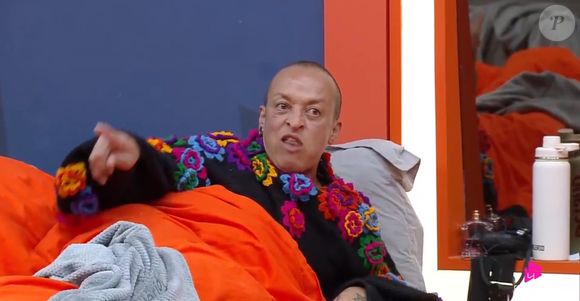 Após beijo de Duda Wendling em Matheus Martins em 'A Fazenda 17', Walério Araújo se irritou com a atriz que tentou cochichar com o DJ, o que é proibido