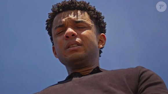 Samuel (Juan Paiva) fica bêbado por ciúme de Leona (Clara Moneke) e procura saber mais sobre seu passado