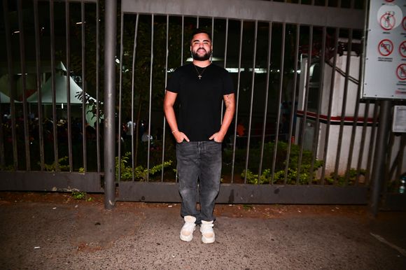 Tudo começou na gravação que foi ao ar no último sábado (5), quando o comediante foi questionado sobre o que acontece nas famosas festas promovidas pela girl from Rio. Ele disse que os eventos são marcados por muita "pegação" e que tinha até um "quarto do sexo".w