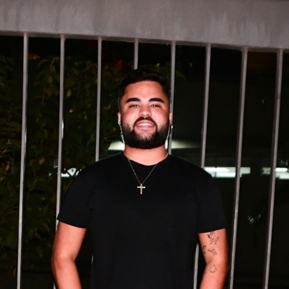 Tudo começou na gravação que foi ao ar no último sábado (5), quando o comediante foi questionado sobre o que acontece nas famosas festas promovidas pela girl from Rio. Ele disse que os eventos são marcados por muita "pegação" e que tinha até um "quarto do sexo".w