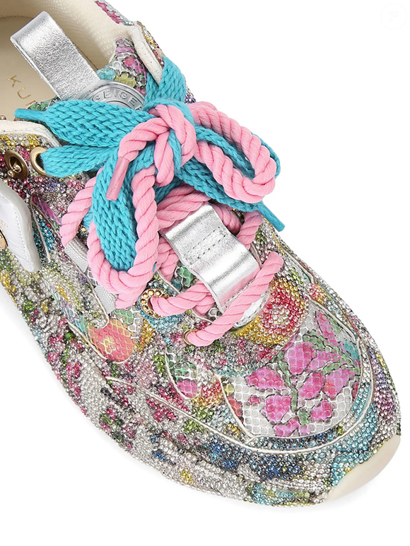 Disponível por R$ 3.615, o Kurt Runner com paetês aposta em uma estética maximalista para quem deseja transformar até o look casual