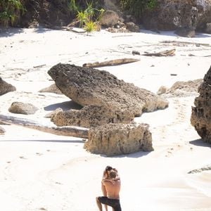 'Eu te escolheria nesta vida e em todas as vidas', declarou Alessandra Ambrósio ao anunciar o noivado com Buck Palmer. O pedido aconteceu em um cenário paradisíaco do NIHI Sumba, na Indonésia