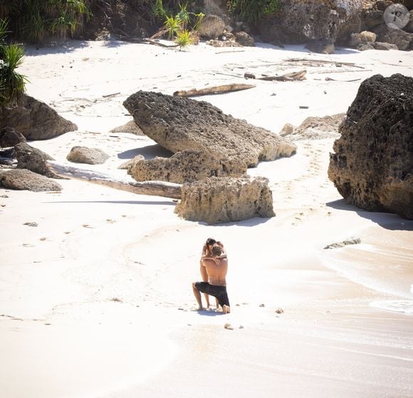 'Eu te escolheria nesta vida e em todas as vidas', declarou Alessandra Ambrósio ao anunciar o noivado com Buck Palmer. O pedido aconteceu em um cenário paradisíaco do NIHI Sumba, na Indonésia
