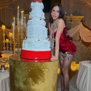 Todo branco, bolo de Bruna Marquezine teve detalhes com cerejas vermelhas e velas no estilo americano no topo