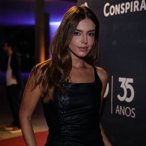 Mais uma imagem da atriz Giovanna Lancellotti de look preto e chique para evento de cinema carioca na noite desta terça-feira (17)