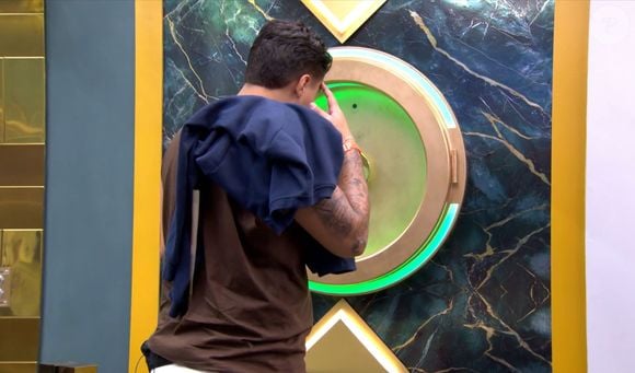 Foi aí que Babu, que assistia a cena a uma certa distância, disse a Pedro que bastava ele apertar primeiro o botão do lado