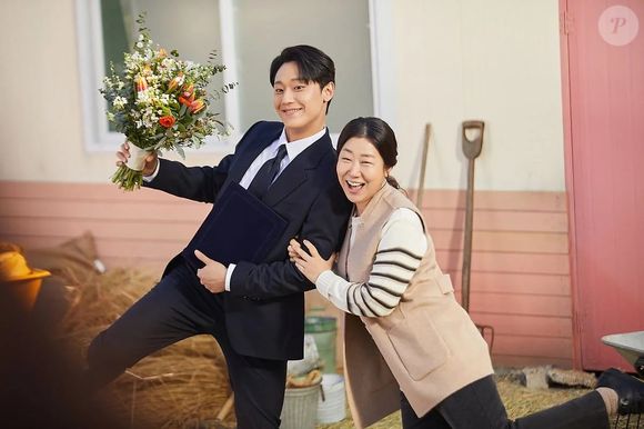 'The Good Bad Mother': após um acidente, um promotor volta a ter a mente de uma criança e é obrigado a retornar para a fazenda da mãe. Ahn Eun-jin vive Lee Mi-joo, amiga de infância e primeiro amor que reaparece na vida dele