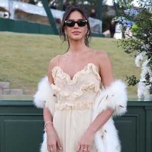 Vestido de Bruna Marquezine contou com alças finas e um decote com babados em camadas