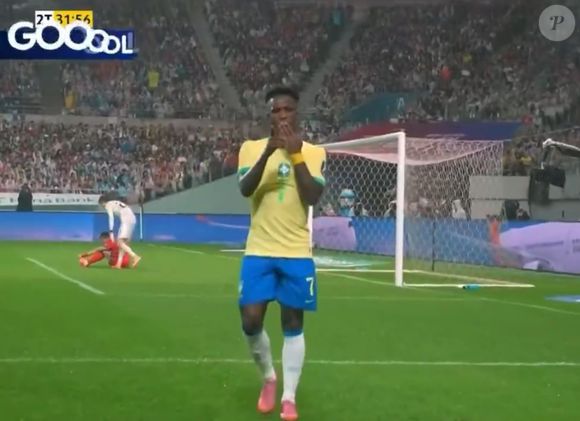 Vini Jr. mandou beijo ao marcar gol na goleada do Brasil contra a Coreia do Sul e web disparou: 'Para a Virginia depois do gol'