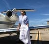 Ivete Sangalo em momento a bordo de jatinho particular, usado para deslocamentos entre shows pelo Brasil