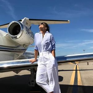 Ivete Sangalo em momento a bordo de jatinho particular, usado para deslocamentos entre shows pelo Brasil