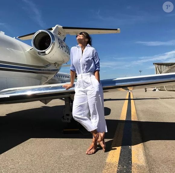 Ivete Sangalo em momento a bordo de jatinho particular, usado para deslocamentos entre shows pelo Brasil