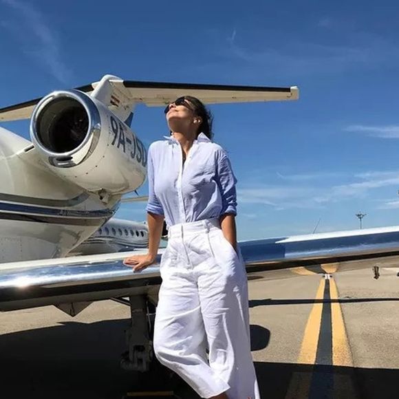 Ivete Sangalo em momento a bordo de jatinho particular, usado para deslocamentos entre shows pelo Brasil