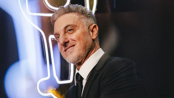 Detonado por Ana Paula Renault, Luciano Huck volta atrás e nega ser contra o Bolsa Família: 'Fala está fora de contexto'