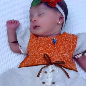 Clara, filha de Zezé Di Camargo e Graciele Lacerda, completou 1 mês neste sábado (25)