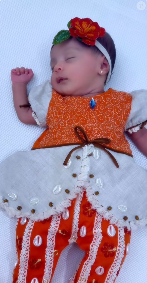 Clara, filha de Zezé Di Camargo e Graciele Lacerda, completou 1 mês neste sábado (25)