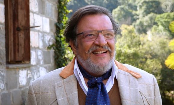 Massimo (Luiz Melo) beija Rosa (Carolina Kasting), que afirma que só reatará o namoro se ele decidir se casar.