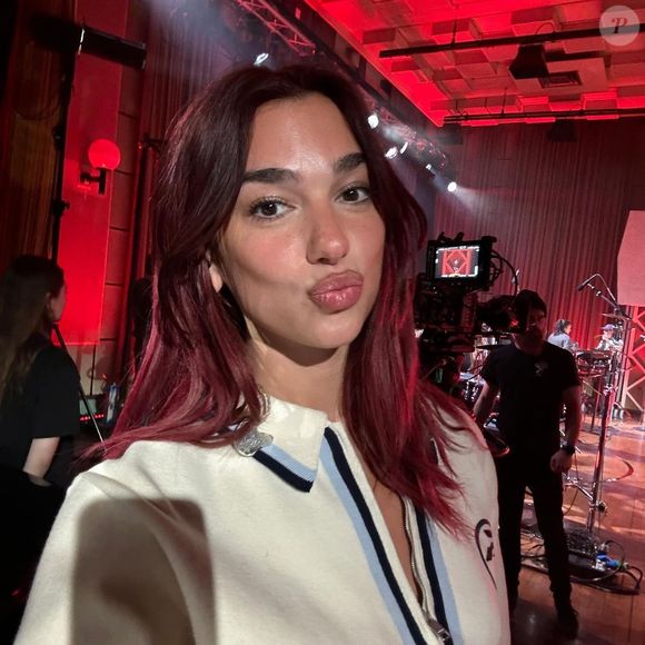 A cantora Dua Lipa é uma das famosas que apostou na cor recentemente