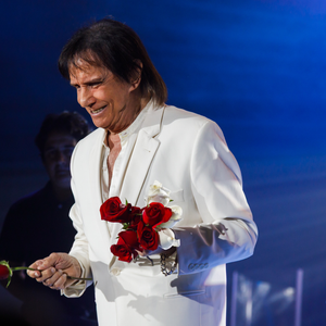 Até Papai Noel fica com inveja: com especial da Globo e shows gratuitos no Rio e na Bahia, Roberto Carlos enche a agenda e fatura alto em dezembro