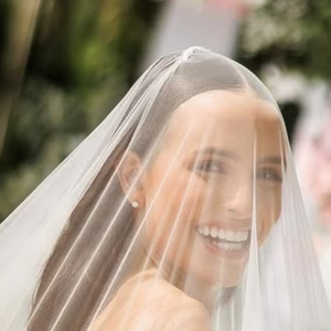 Vestido de noiva com muito volume! Larissa Manoela elege look extravagante para 3º casamento com André Frambach. Fotos