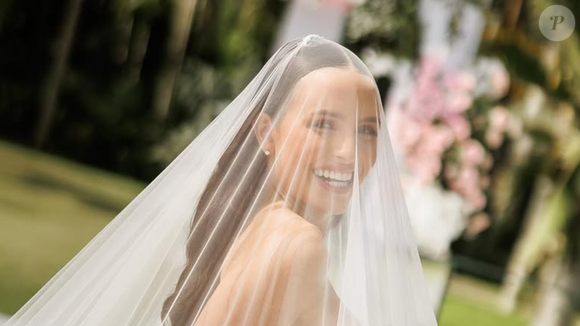 Vestido de noiva com muito volume! Larissa Manoela elege look extravagante para 3º casamento com André Frambach. Fotos