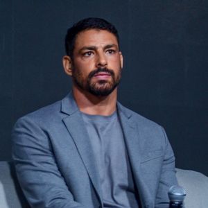 Cauã Reymond deu primeiro beijo aos 12 anos, mas não gostou e ainda provocou ciúmes em colega de escola