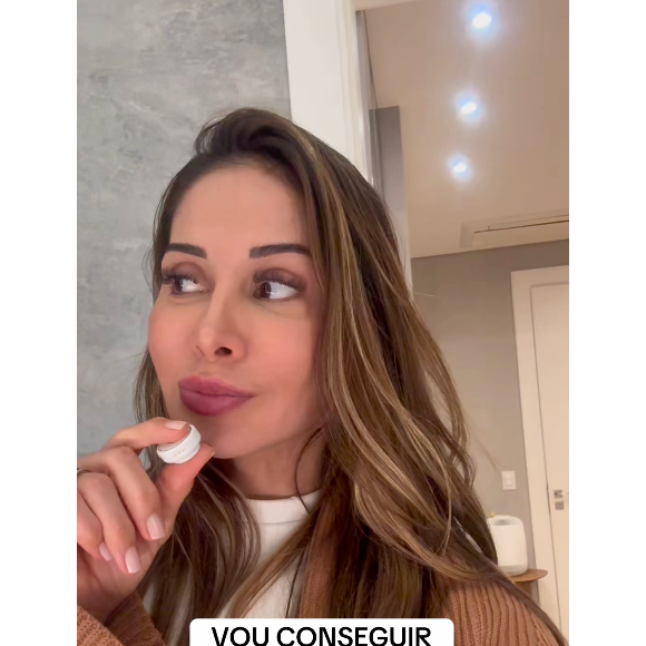 Maíra Cardi gravou um vídeo em se TikTok falando sobre as complicações do PMMA em seu rosto