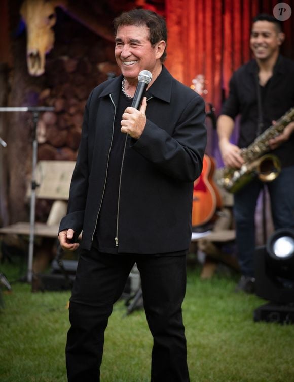 Amado Batista levantou dúvidas sobre separação de Calita Franciele após falas em show nesta quarta-feira, 25 de junho de 2025: 'Fiquei solteiro, sozinho, de novo, tá vendo'