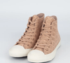 A tonalidade café com leite amêndoa faz do tênis Converse uma opção versátil para compor produções de verão com saias longas, vestidos fluidos, calças amplas e peças de linho